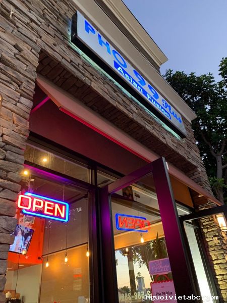 Tiệm phở cần waitress